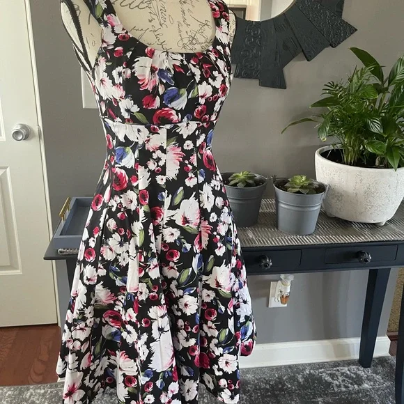 green emerald velvet dress White House Black Market Double V-Neck Fit & Flare Dress Size 6 –  theuntamedthread.com